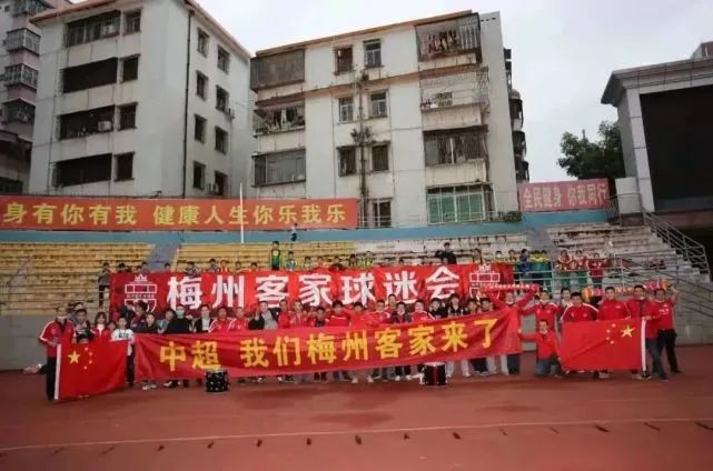 《一出好戏》全国;团建行活动也将同步展开，电影主创黄渤、王宝强、王迅将出现在活动现场，与观众一同夏日团建，分享电影台前幕后的有趣故事